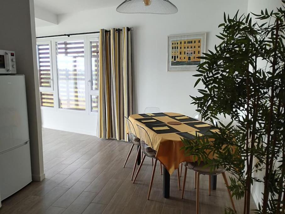 Appartement Climatise Au Coeur De La Provence Lac Et Parcs D'Attractions 10Mn Avignon Monteux Esterno foto